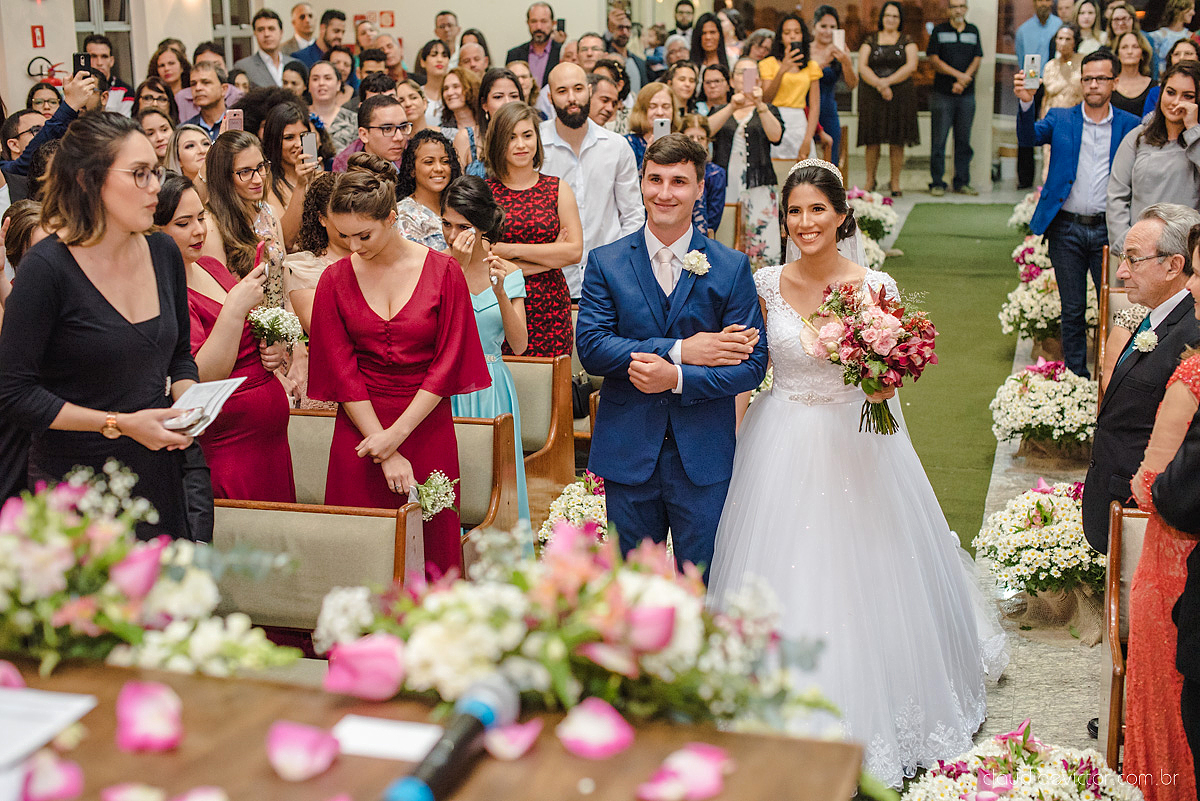 Lindo casamento realizado na igreja adventista por fotógrafos de casamento de vila velha fotógrafos de casamento de vitória fotógrafos de casamento de serra espirito santo es com noivo noiva buquê vestido e ensaio externo em pedra azul