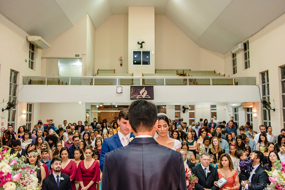 Lindo casamento realizado na igreja adventista por fotógrafos de casamento de vila velha fotógrafos de casamento de vitória fotógrafos de casamento de serra espirito santo es com noivo noiva buquê vestido e ensaio externo em pedra azul