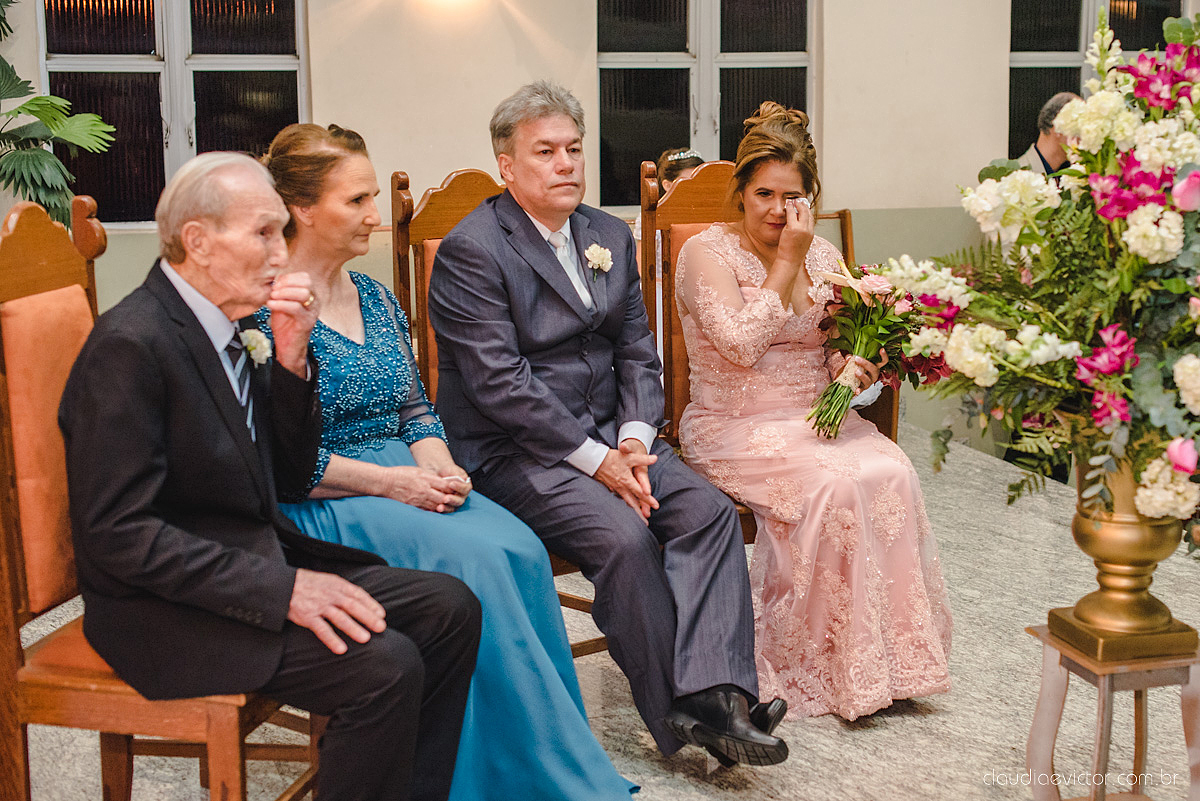 Lindo casamento realizado na igreja adventista por fotógrafos de casamento de vila velha fotógrafos de casamento de vitória fotógrafos de casamento de serra espirito santo es com noivo noiva buquê vestido e ensaio externo em pedra azul