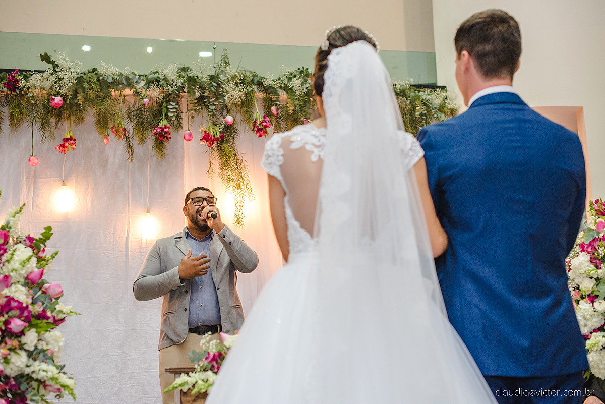 Lindo casamento realizado na igreja adventista por fotógrafos de casamento de vila velha fotógrafos de casamento de vitória fotógrafos de casamento de serra espirito santo es com noivo noiva buquê vestido e ensaio externo em pedra azul