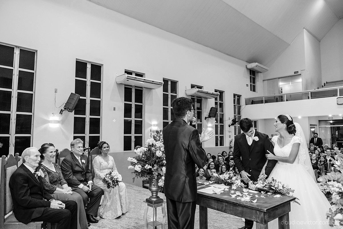 Lindo casamento realizado na igreja adventista por fotógrafos de casamento de vila velha fotógrafos de casamento de vitória fotógrafos de casamento de serra espirito santo es com noivo noiva buquê vestido e ensaio externo em pedra azul