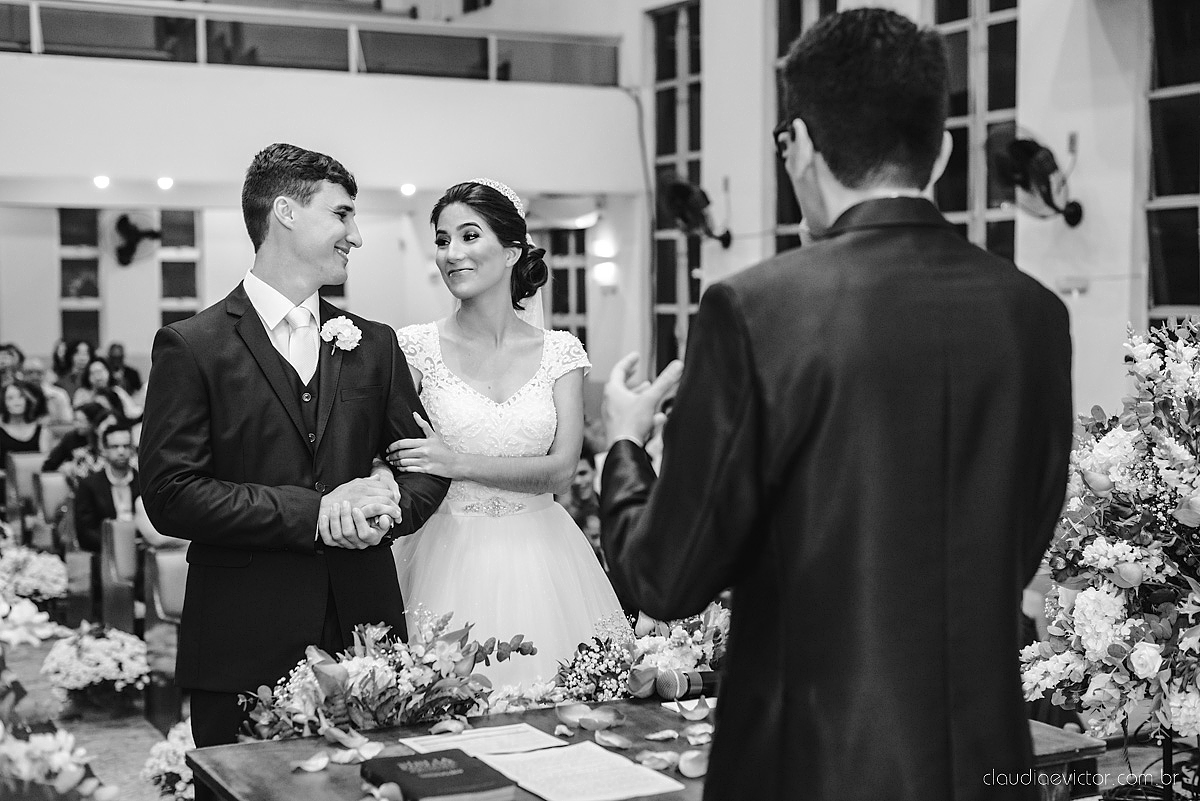 Lindo casamento realizado na igreja adventista por fotógrafos de casamento de vila velha fotógrafos de casamento de vitória fotógrafos de casamento de serra espirito santo es com noivo noiva buquê vestido e ensaio externo em pedra azul