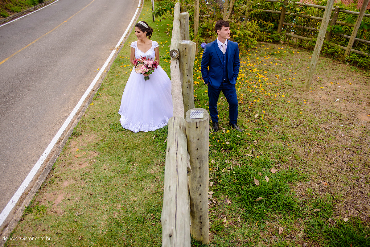 Lindo casamento realizado na igreja adventista por fotógrafos de casamento de vila velha fotógrafos de casamento de vitória fotógrafos de casamento de serra espirito santo es com noivo noiva buquê vestido e ensaio externo em pedra azul