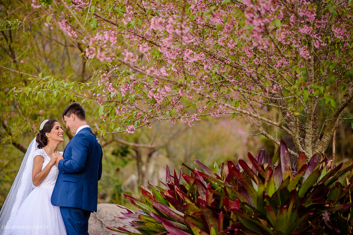 Lindo casamento realizado na igreja adventista por fotógrafos de casamento de vila velha fotógrafos de casamento de vitória fotógrafos de casamento de serra espirito santo es com noivo noiva buquê vestido e ensaio externo em pedra azul