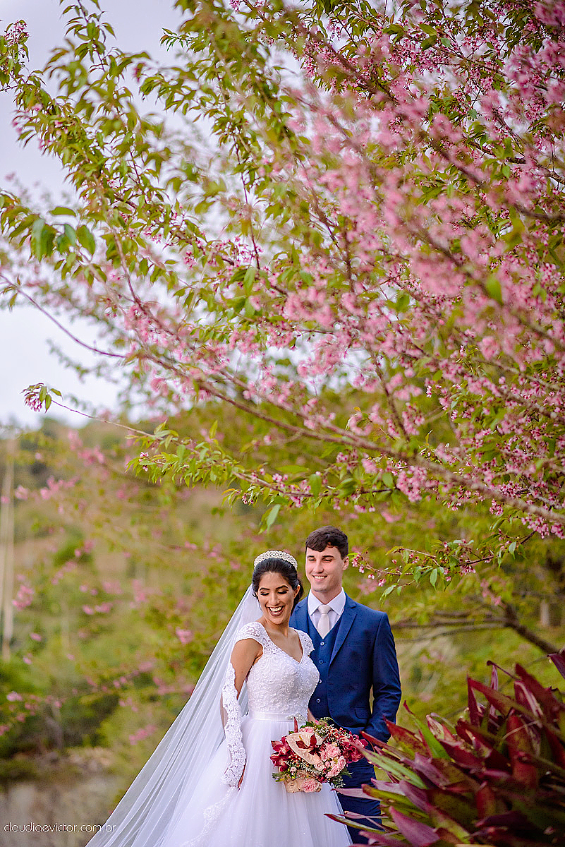 Lindo casamento realizado na igreja adventista por fotógrafos de casamento de vila velha fotógrafos de casamento de vitória fotógrafos de casamento de serra espirito santo es com noivo noiva buquê vestido e ensaio externo em pedra azul