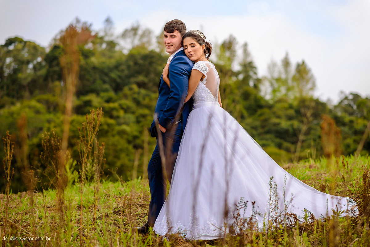Lindo casamento realizado na igreja adventista por fotógrafos de casamento de vila velha fotógrafos de casamento de vitória fotógrafos de casamento de serra espirito santo es com noivo noiva buquê vestido e ensaio externo em pedra azul