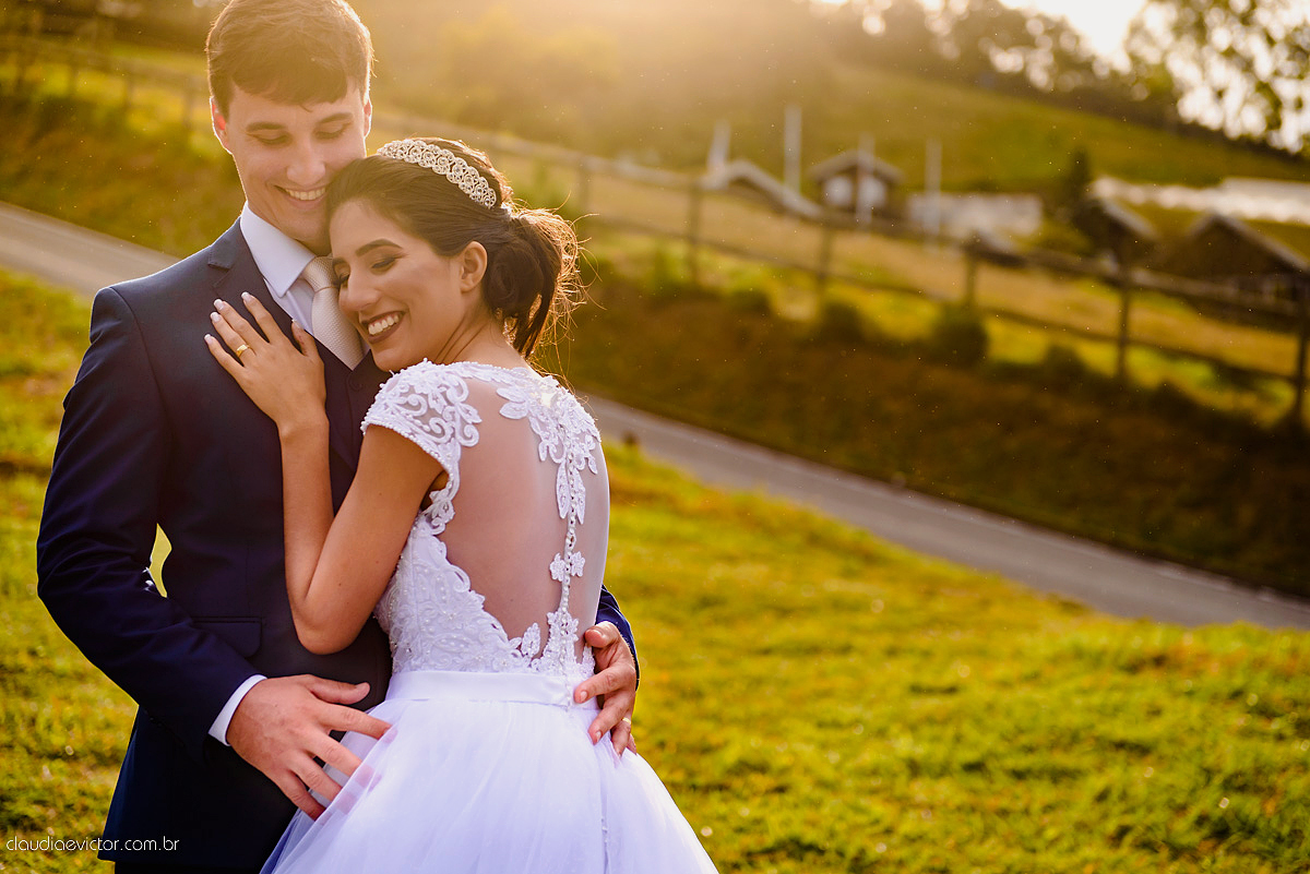 Lindo casamento realizado na igreja adventista por fotógrafos de casamento de vila velha fotógrafos de casamento de vitória fotógrafos de casamento de serra espirito santo es com noivo noiva buquê vestido e ensaio externo em pedra azul