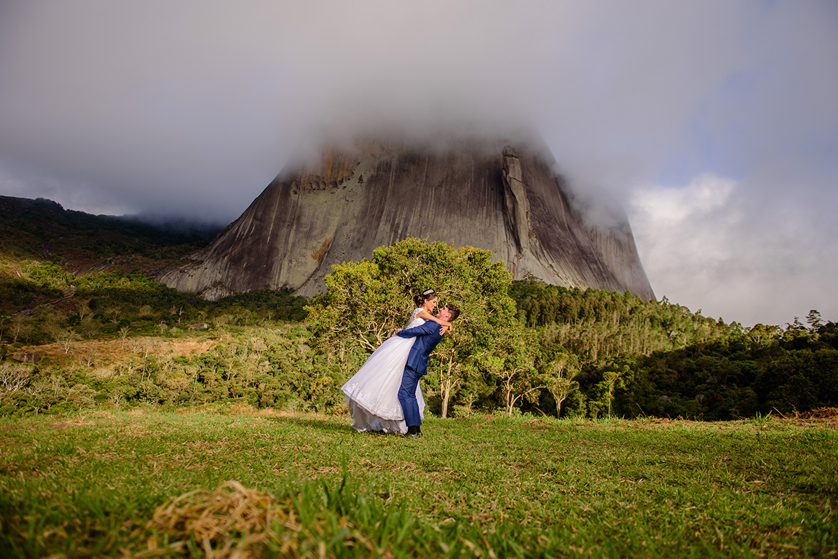 Lindo casamento realizado na igreja adventista por fotógrafos de casamento de vila velha fotógrafos de casamento de vitória fotógrafos de casamento de serra espirito santo es com noivo noiva buquê vestido e ensaio externo em pedra azul