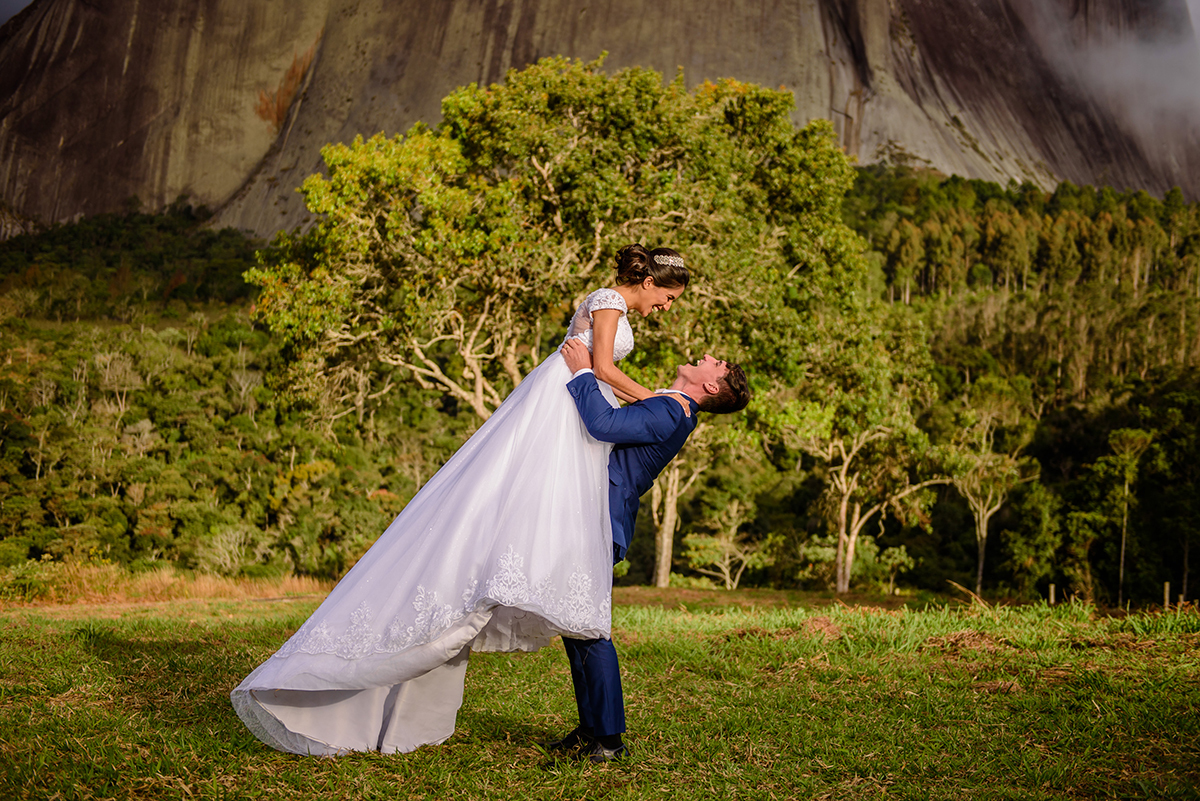 Lindo casamento realizado na igreja adventista por fotógrafos de casamento de vila velha fotógrafos de casamento de vitória fotógrafos de casamento de serra espirito santo es com noivo noiva buquê vestido e ensaio externo em pedra azul