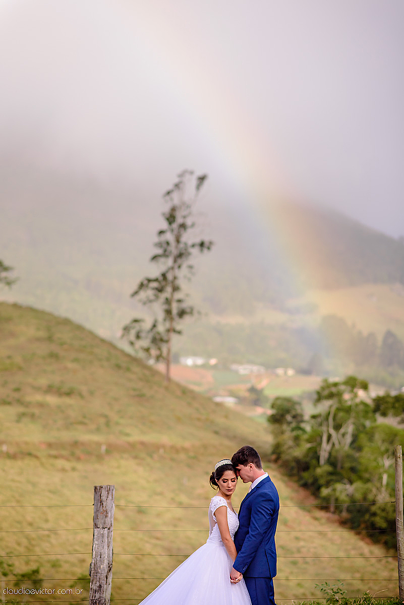 Lindo casamento realizado na igreja adventista por fotógrafos de casamento de vila velha fotógrafos de casamento de vitória fotógrafos de casamento de serra espirito santo es com noivo noiva buquê vestido e ensaio externo em pedra azul