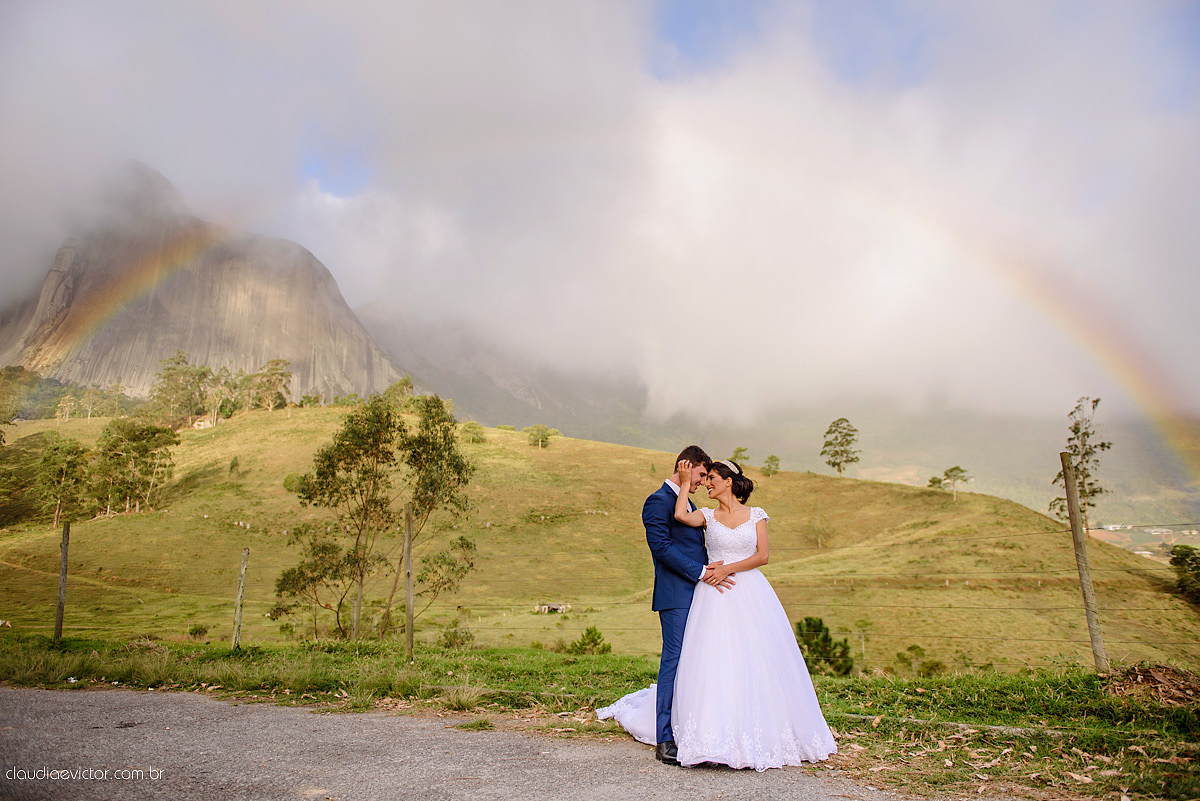 Lindo casamento realizado na igreja adventista por fotógrafos de casamento de vila velha fotógrafos de casamento de vitória fotógrafos de casamento de serra espirito santo es com noivo noiva buquê vestido e ensaio externo em pedra azul
