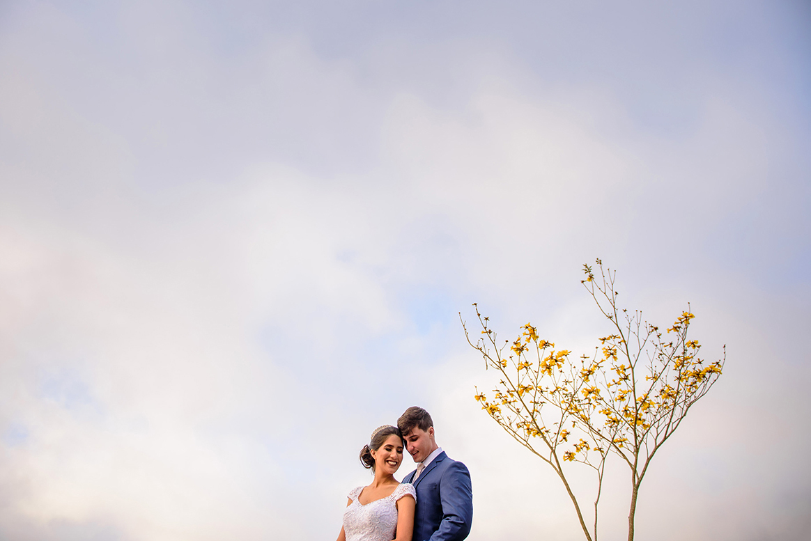 Lindo casamento realizado na igreja adventista por fotógrafos de casamento de vila velha fotógrafos de casamento de vitória fotógrafos de casamento de serra espirito santo es com noivo noiva buquê vestido e ensaio externo em pedra azul