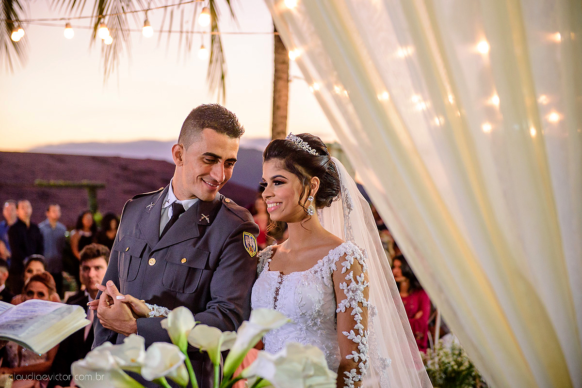 Lindo casamento ao ar livre com noivo noiva por do sol pista de dança e noiva com buquê fotografado na serra por fotógrafos de casamento de vila velha fotógrafos de casamento de vitória fotógrafos de casamento de serra espirito santo es