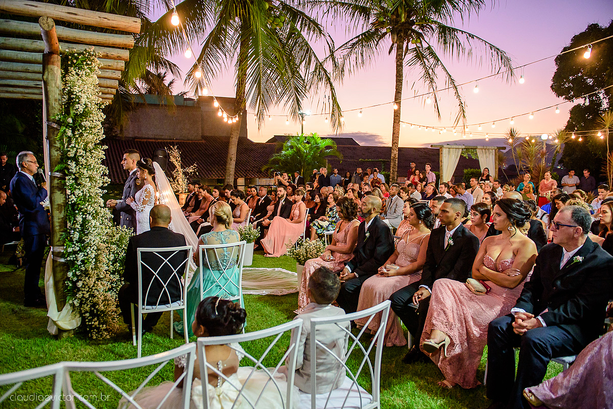 Lindo casamento ao ar livre com noivo noiva por do sol pista de dança e noiva com buquê fotografado na serra por fotógrafos de casamento de vila velha fotógrafos de casamento de vitória fotógrafos de casamento de serra espirito santo es
