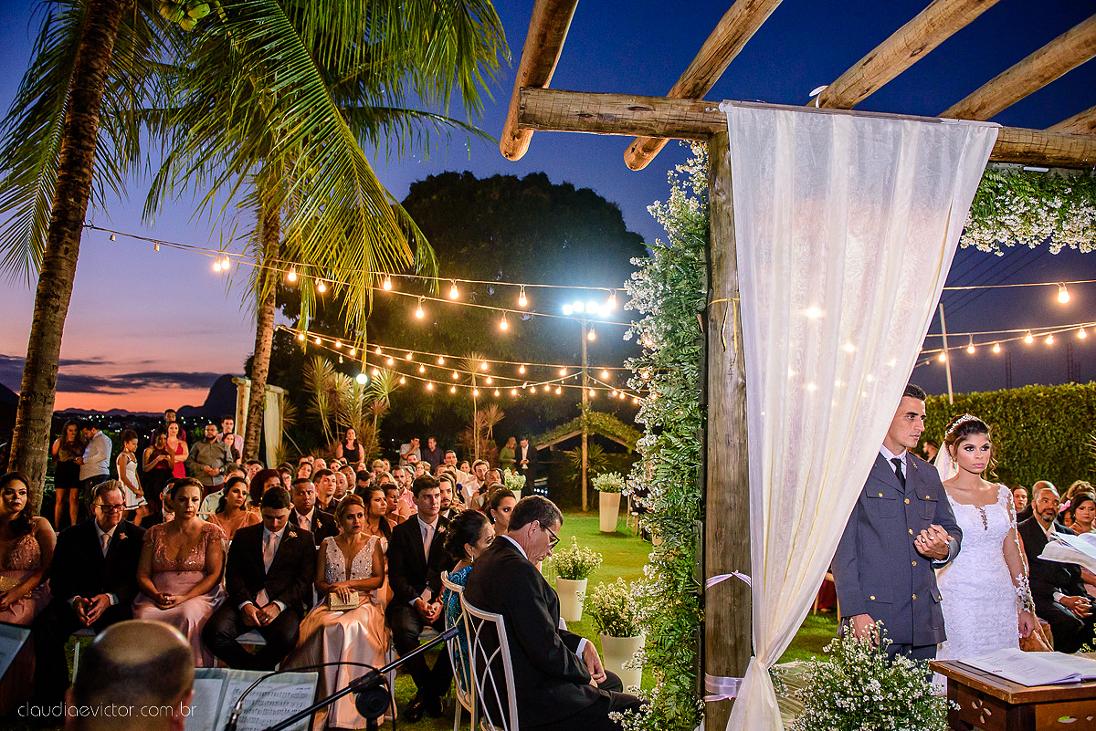 Lindo casamento ao ar livre com noivo noiva por do sol pista de dança e noiva com buquê fotografado na serra por fotógrafos de casamento de vila velha fotógrafos de casamento de vitória fotógrafos de casamento de serra espirito santo es