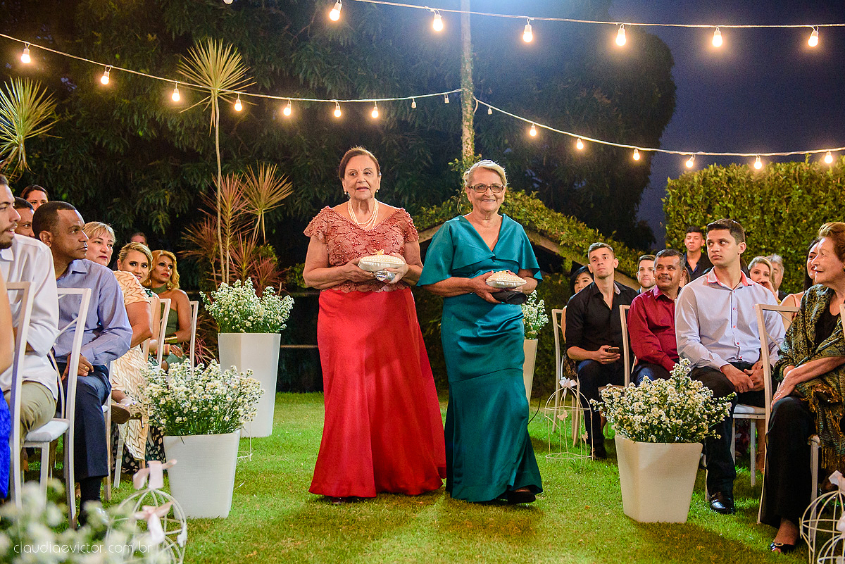 Lindo casamento ao ar livre com noivo noiva por do sol pista de dança e noiva com buquê fotografado na serra por fotógrafos de casamento de vila velha fotógrafos de casamento de vitória fotógrafos de casamento de serra espirito santo es