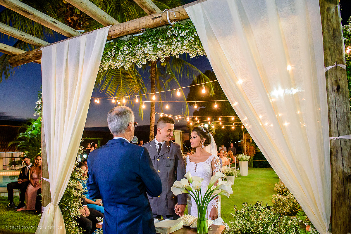 Lindo casamento ao ar livre com noivo noiva por do sol pista de dança e noiva com buquê fotografado na serra por fotógrafos de casamento de vila velha fotógrafos de casamento de vitória fotógrafos de casamento de serra espirito santo es