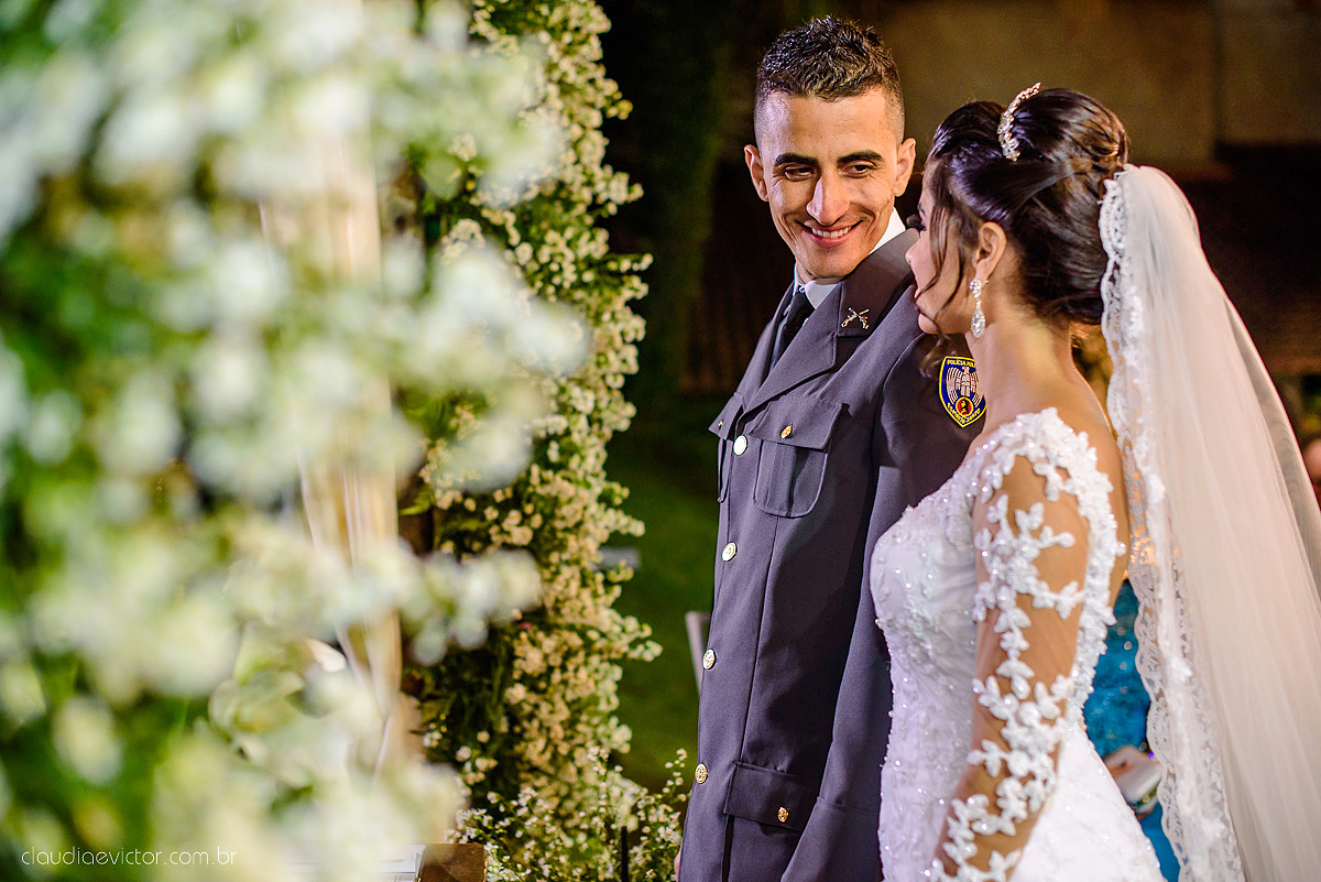 Lindo casamento ao ar livre com noivo noiva por do sol pista de dança e noiva com buquê fotografado na serra por fotógrafos de casamento de vila velha fotógrafos de casamento de vitória fotógrafos de casamento de serra espirito santo es