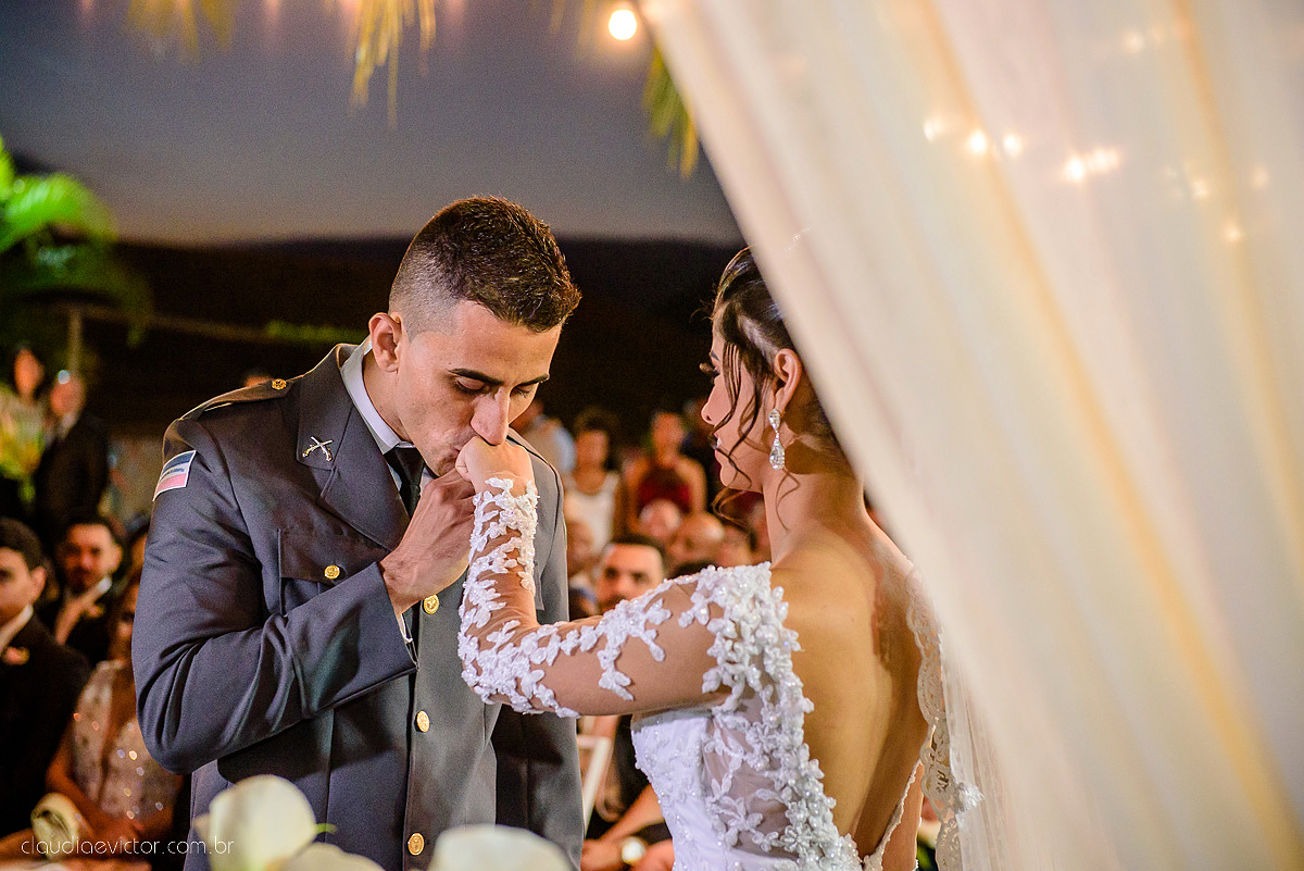 Lindo casamento ao ar livre com noivo noiva por do sol pista de dança e noiva com buquê fotografado na serra por fotógrafos de casamento de vila velha fotógrafos de casamento de vitória fotógrafos de casamento de serra espirito santo es