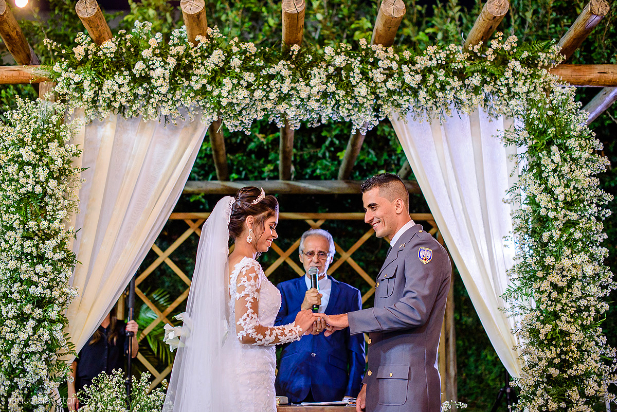 Lindo casamento ao ar livre com noivo noiva por do sol pista de dança e noiva com buquê fotografado na serra por fotógrafos de casamento de vila velha fotógrafos de casamento de vitória fotógrafos de casamento de serra espirito santo es
