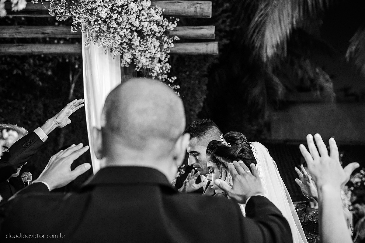 Lindo casamento ao ar livre com noivo noiva por do sol pista de dança e noiva com buquê fotografado na serra por fotógrafos de casamento de vila velha fotógrafos de casamento de vitória fotógrafos de casamento de serra espirito santo es