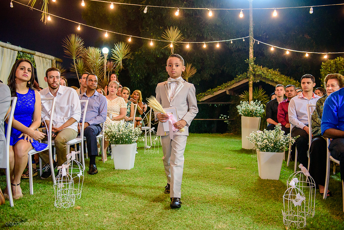 Lindo casamento ao ar livre com noivo noiva por do sol pista de dança e noiva com buquê fotografado na serra por fotógrafos de casamento de vila velha fotógrafos de casamento de vitória fotógrafos de casamento de serra espirito santo es