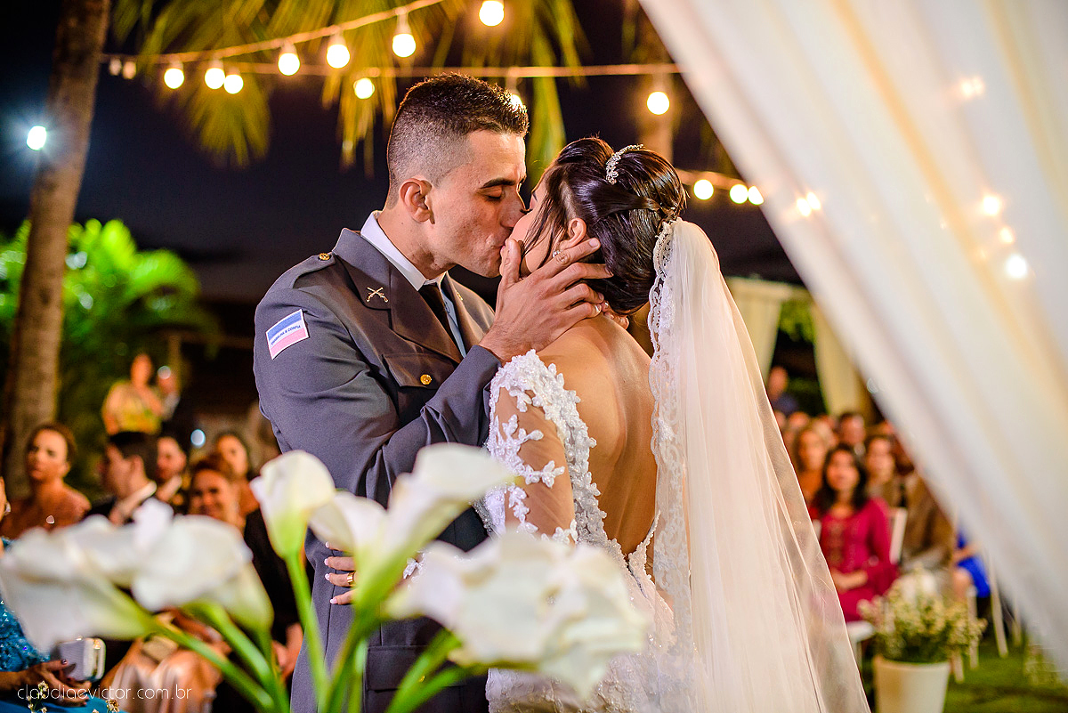 Lindo casamento ao ar livre com noivo noiva por do sol pista de dança e noiva com buquê fotografado na serra por fotógrafos de casamento de vila velha fotógrafos de casamento de vitória fotógrafos de casamento de serra espirito santo es