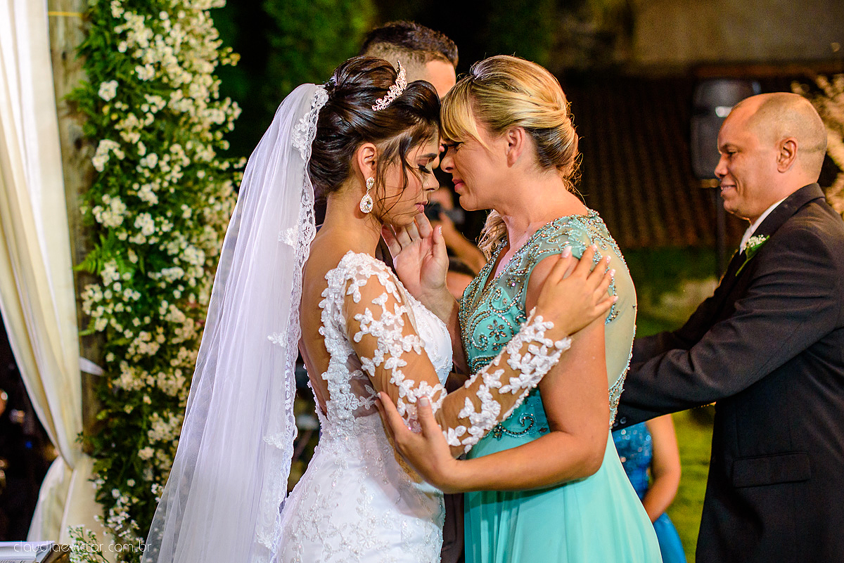 Lindo casamento ao ar livre com noivo noiva por do sol pista de dança e noiva com buquê fotografado na serra por fotógrafos de casamento de vila velha fotógrafos de casamento de vitória fotógrafos de casamento de serra espirito santo es