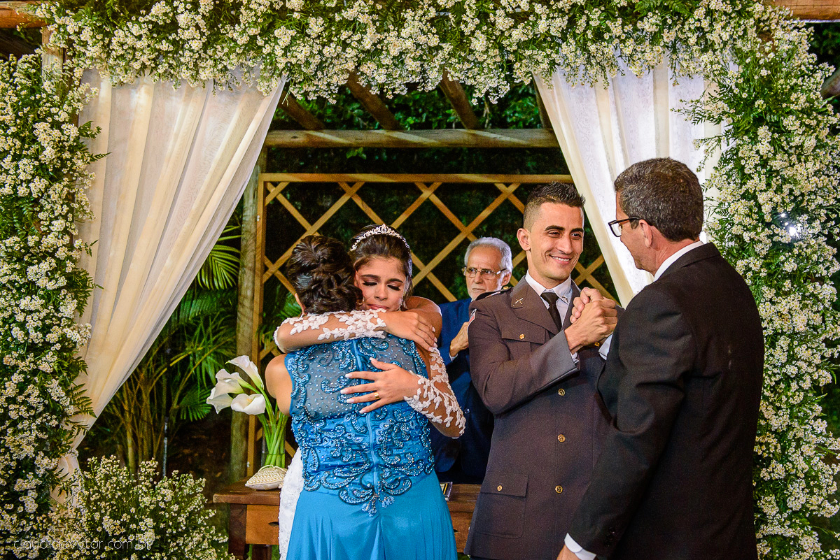 Lindo casamento ao ar livre com noivo noiva por do sol pista de dança e noiva com buquê fotografado na serra por fotógrafos de casamento de vila velha fotógrafos de casamento de vitória fotógrafos de casamento de serra espirito santo es