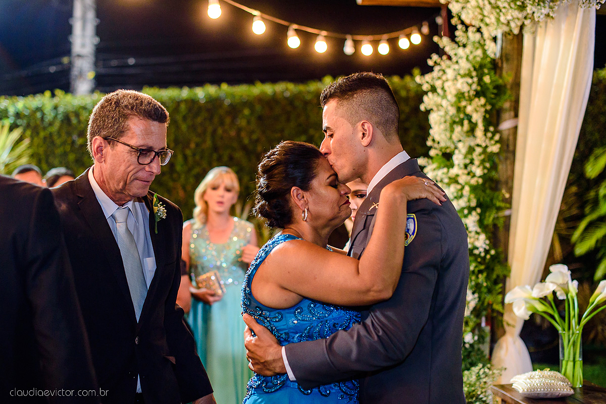 Lindo casamento ao ar livre com noivo noiva por do sol pista de dança e noiva com buquê fotografado na serra por fotógrafos de casamento de vila velha fotógrafos de casamento de vitória fotógrafos de casamento de serra espirito santo es