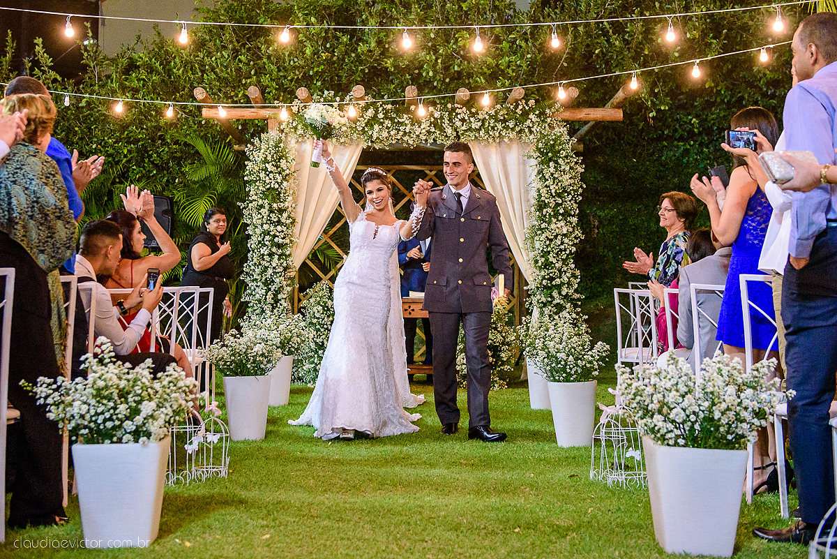 Lindo casamento ao ar livre com noivo noiva por do sol pista de dança e noiva com buquê fotografado na serra por fotógrafos de casamento de vila velha fotógrafos de casamento de vitória fotógrafos de casamento de serra espirito santo es
