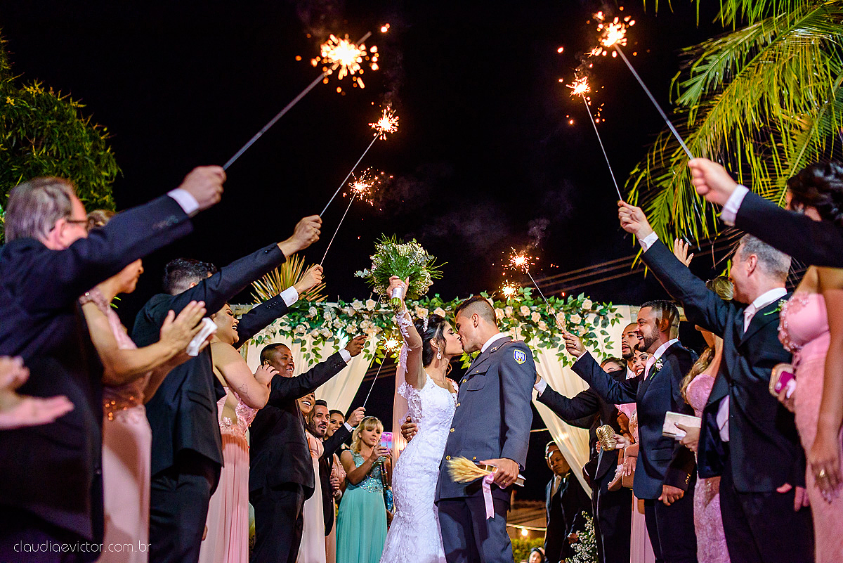 Lindo casamento ao ar livre com noivo noiva por do sol pista de dança e noiva com buquê fotografado na serra por fotógrafos de casamento de vila velha fotógrafos de casamento de vitória fotógrafos de casamento de serra espirito santo es