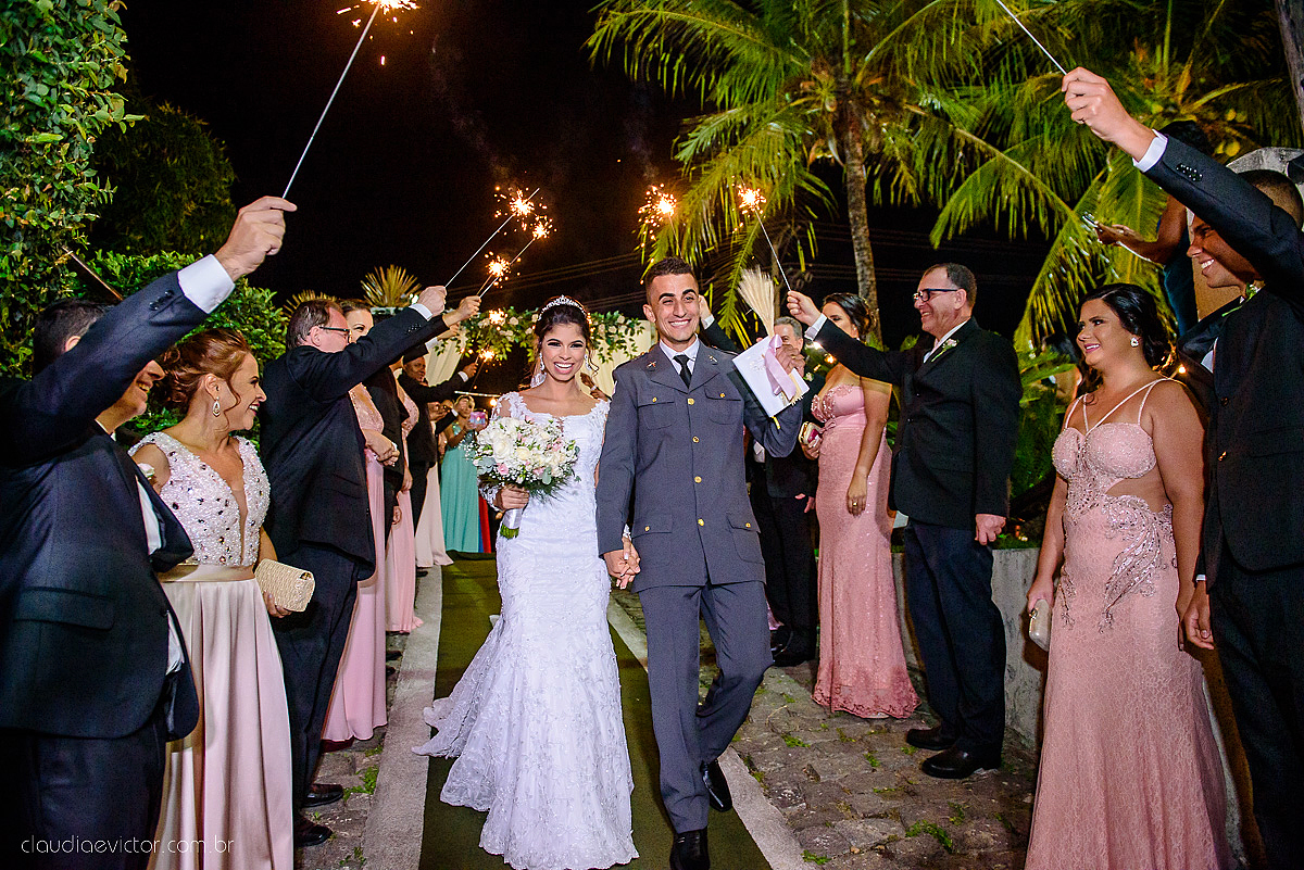Lindo casamento ao ar livre com noivo noiva por do sol pista de dança e noiva com buquê fotografado na serra por fotógrafos de casamento de vila velha fotógrafos de casamento de vitória fotógrafos de casamento de serra espirito santo es