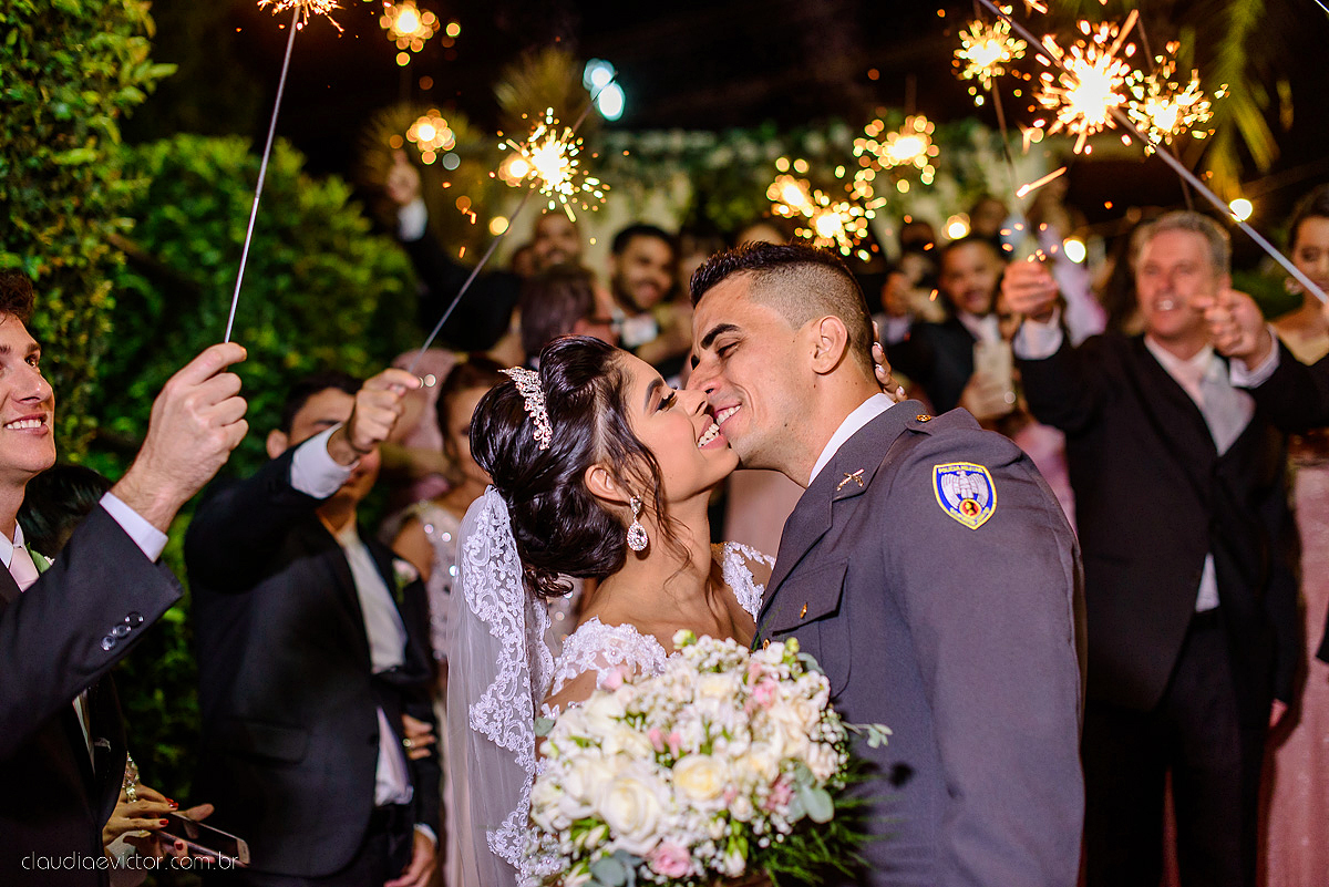 Lindo casamento ao ar livre com noivo noiva por do sol pista de dança e noiva com buquê fotografado na serra por fotógrafos de casamento de vila velha fotógrafos de casamento de vitória fotógrafos de casamento de serra espirito santo es