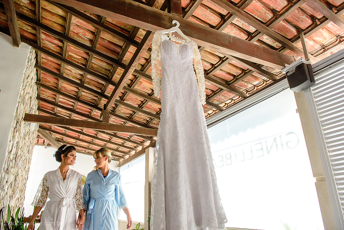Lindo casamento ao ar livre com noivo noiva por do sol pista de dança e noiva com buquê fotografado na serra por fotógrafos de casamento de vila velha fotógrafos de casamento de vitória fotógrafos de casamento de serra espirito santo es