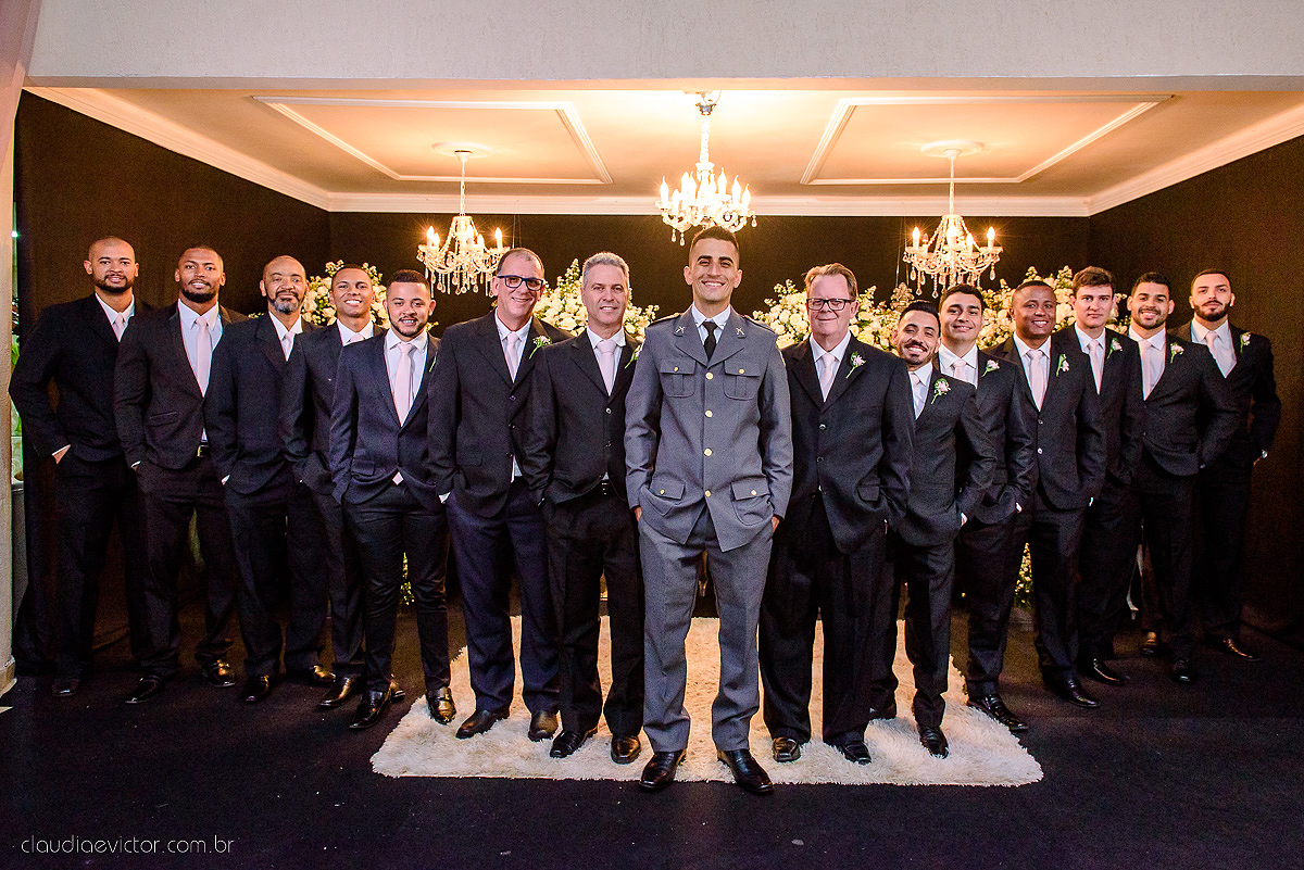 Lindo casamento ao ar livre com noivo noiva por do sol pista de dança e noiva com buquê fotografado na serra por fotógrafos de casamento de vila velha fotógrafos de casamento de vitória fotógrafos de casamento de serra espirito santo es