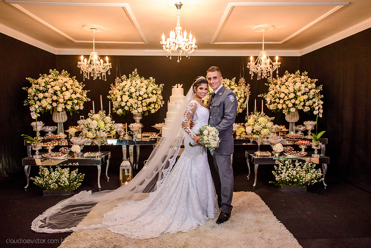 Lindo casamento ao ar livre com noivo noiva por do sol pista de dança e noiva com buquê fotografado na serra por fotógrafos de casamento de vila velha fotógrafos de casamento de vitória fotógrafos de casamento de serra espirito santo es