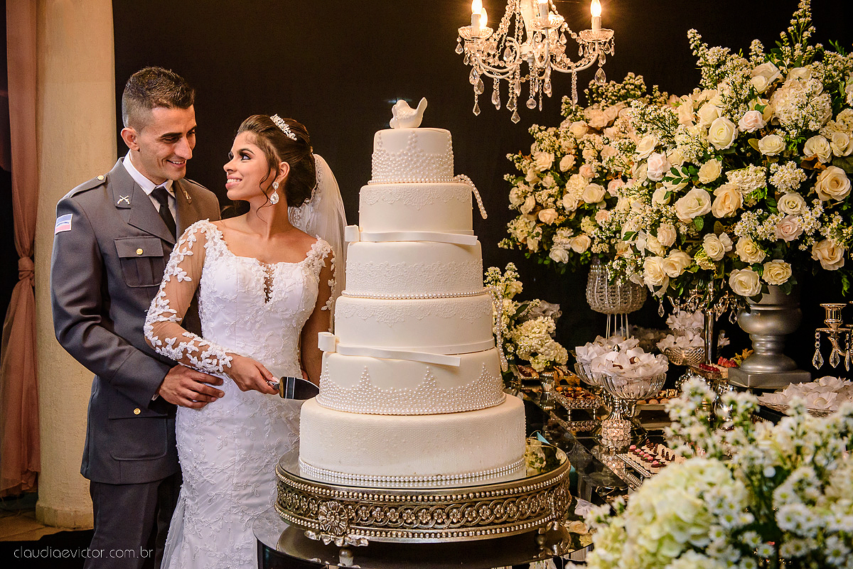 Lindo casamento ao ar livre com noivo noiva por do sol pista de dança e noiva com buquê fotografado na serra por fotógrafos de casamento de vila velha fotógrafos de casamento de vitória fotógrafos de casamento de serra espirito santo es