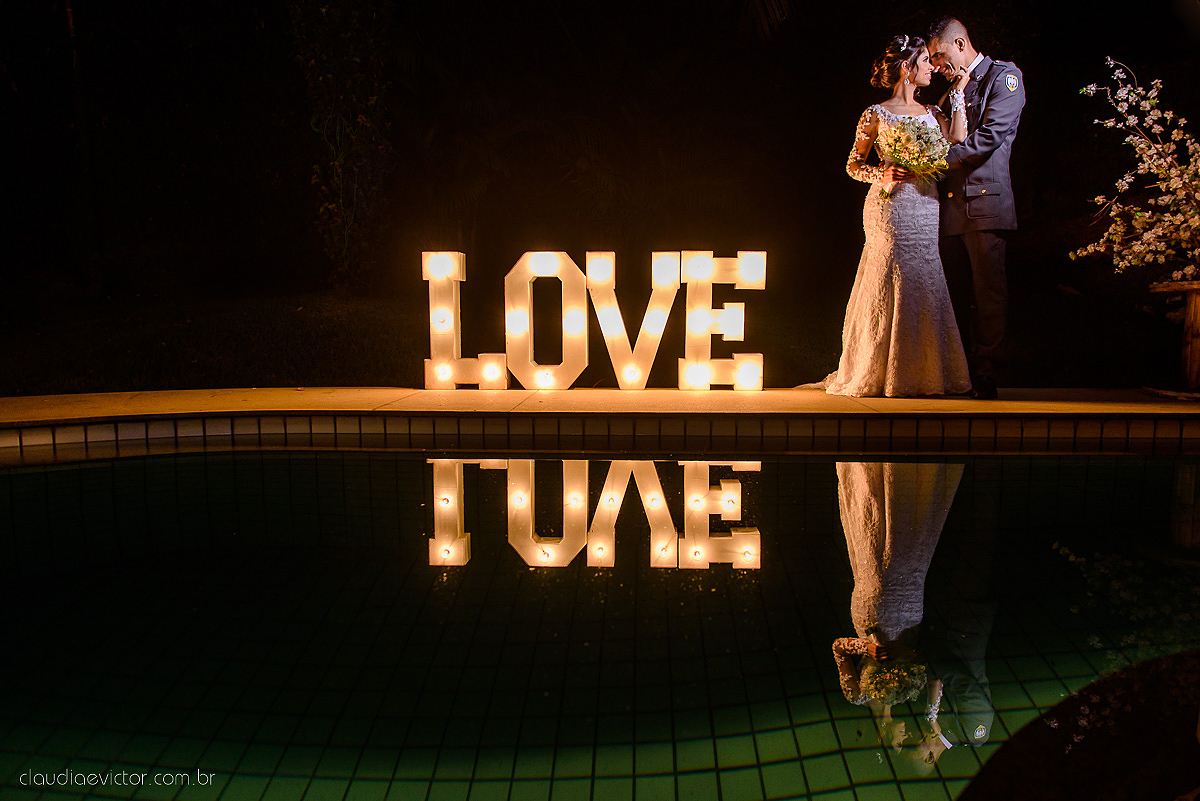 Lindo casamento ao ar livre com noivo noiva por do sol pista de dança e noiva com buquê fotografado na serra por fotógrafos de casamento de vila velha fotógrafos de casamento de vitória fotógrafos de casamento de serra espirito santo es