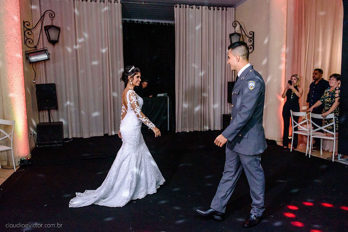 Lindo casamento ao ar livre com noivo noiva por do sol pista de dança e noiva com buquê fotografado na serra por fotógrafos de casamento de vila velha fotógrafos de casamento de vitória fotógrafos de casamento de serra espirito santo es