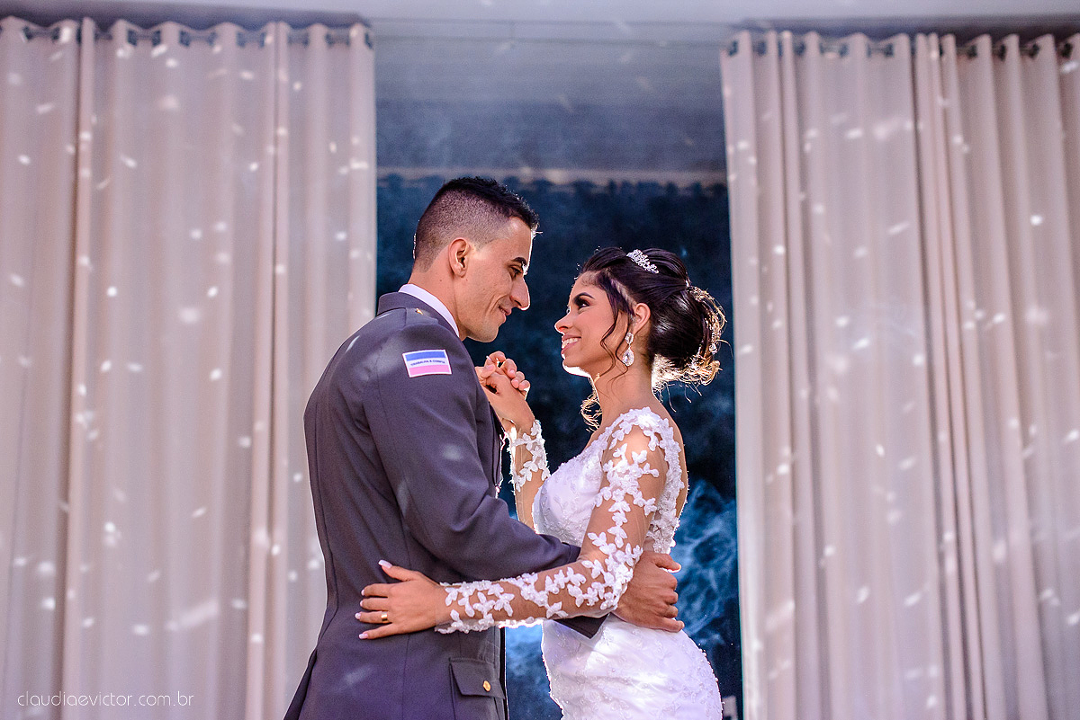 Lindo casamento ao ar livre com noivo noiva por do sol pista de dança e noiva com buquê fotografado na serra por fotógrafos de casamento de vila velha fotógrafos de casamento de vitória fotógrafos de casamento de serra espirito santo es