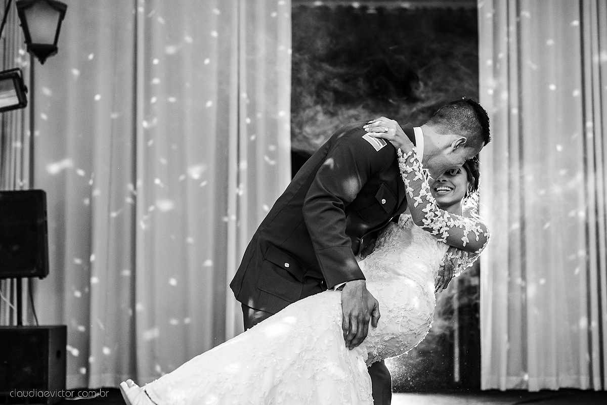 Lindo casamento ao ar livre com noivo noiva por do sol pista de dança e noiva com buquê fotografado na serra por fotógrafos de casamento de vila velha fotógrafos de casamento de vitória fotógrafos de casamento de serra espirito santo es