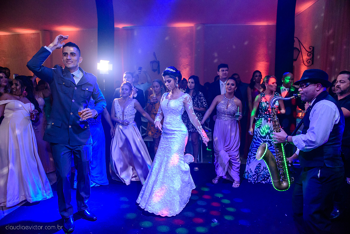 Lindo casamento ao ar livre com noivo noiva por do sol pista de dança e noiva com buquê fotografado na serra por fotógrafos de casamento de vila velha fotógrafos de casamento de vitória fotógrafos de casamento de serra espirito santo es