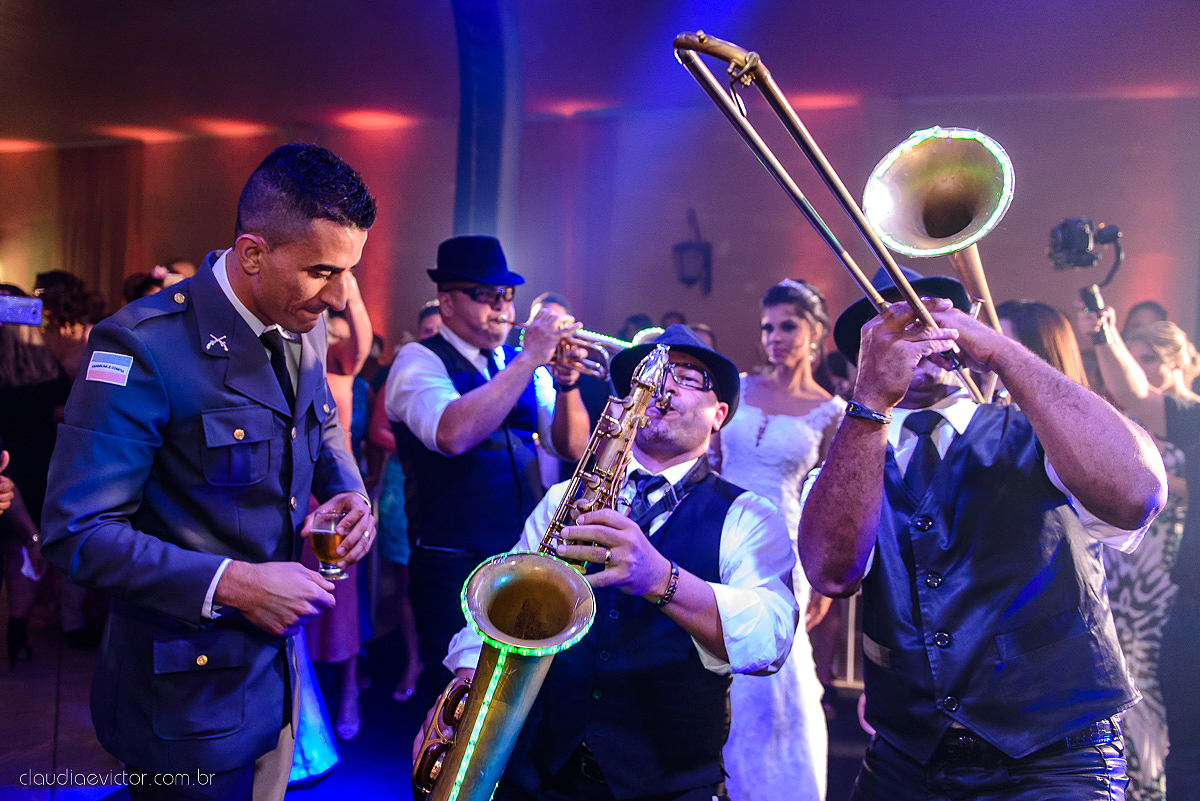 Lindo casamento ao ar livre com noivo noiva por do sol pista de dança e noiva com buquê fotografado na serra por fotógrafos de casamento de vila velha fotógrafos de casamento de vitória fotógrafos de casamento de serra espirito santo es