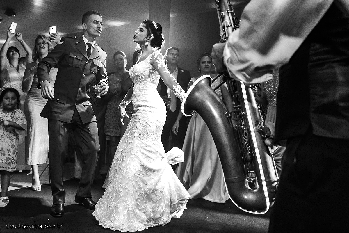 Lindo casamento ao ar livre com noivo noiva por do sol pista de dança e noiva com buquê fotografado na serra por fotógrafos de casamento de vila velha fotógrafos de casamento de vitória fotógrafos de casamento de serra espirito santo es