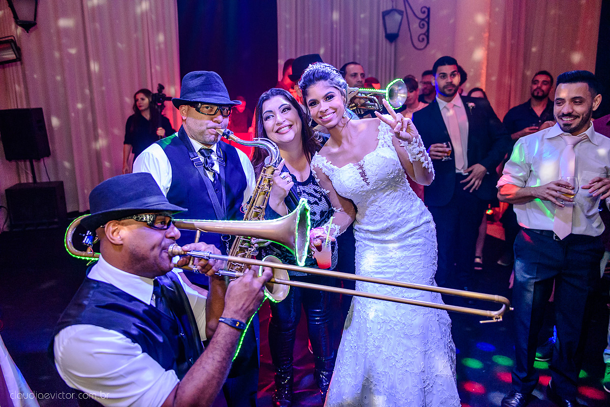 Lindo casamento ao ar livre com noivo noiva por do sol pista de dança e noiva com buquê fotografado na serra por fotógrafos de casamento de vila velha fotógrafos de casamento de vitória fotógrafos de casamento de serra espirito santo es