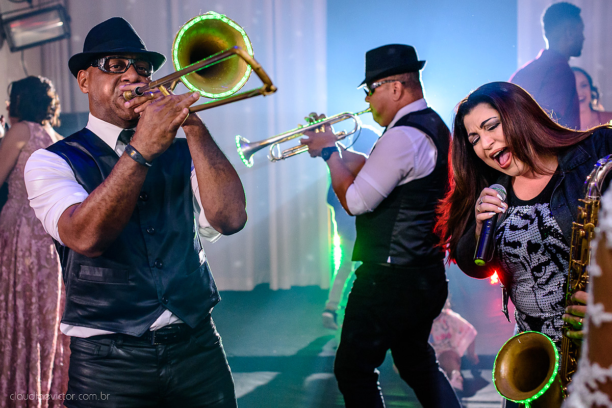 Lindo casamento ao ar livre com noivo noiva por do sol pista de dança e noiva com buquê fotografado na serra por fotógrafos de casamento de vila velha fotógrafos de casamento de vitória fotógrafos de casamento de serra espirito santo es