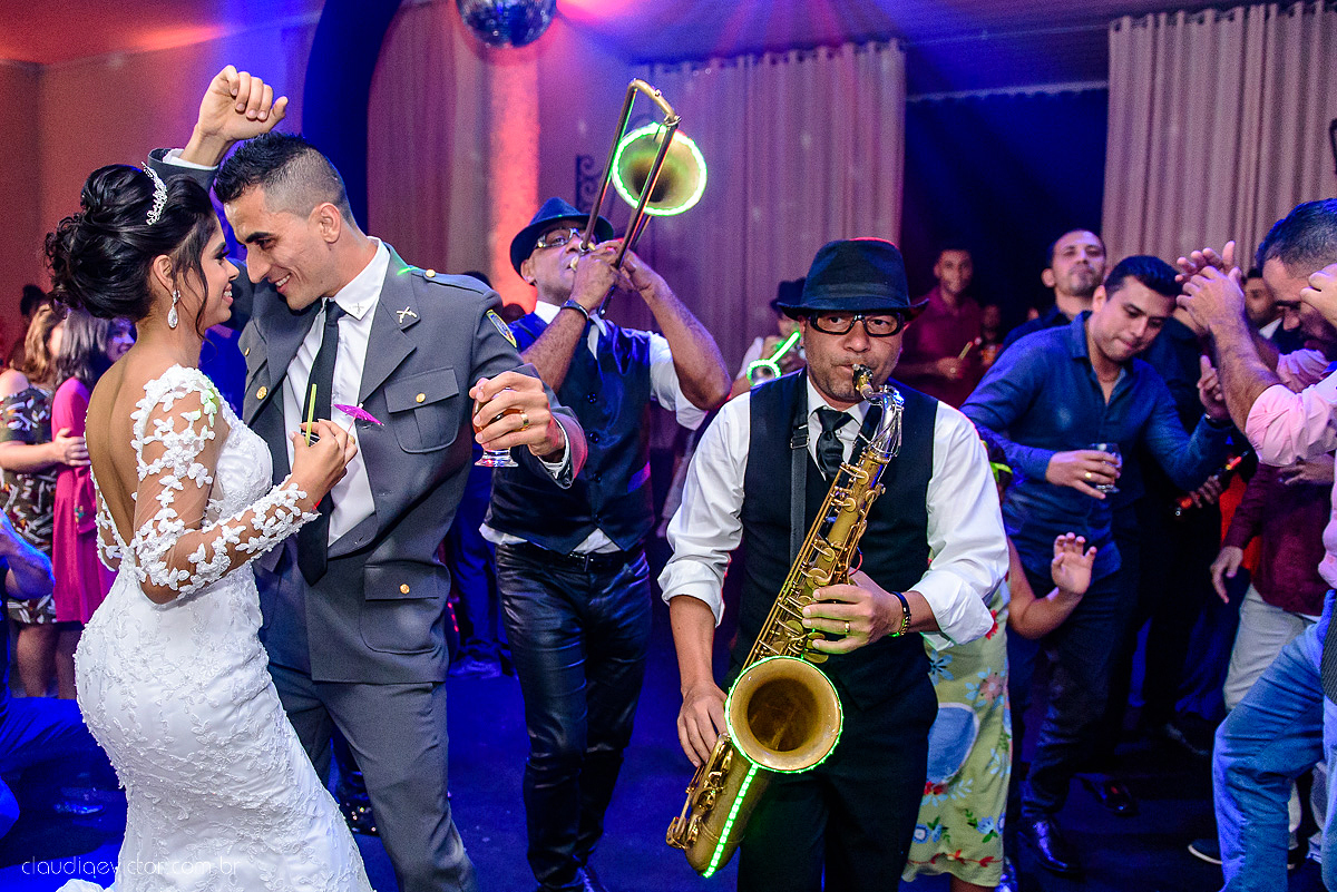 Lindo casamento ao ar livre com noivo noiva por do sol pista de dança e noiva com buquê fotografado na serra por fotógrafos de casamento de vila velha fotógrafos de casamento de vitória fotógrafos de casamento de serra espirito santo es
