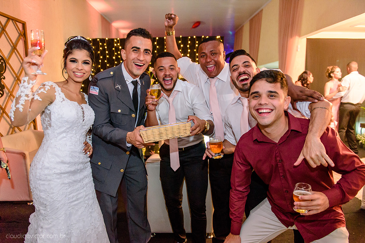 Lindo casamento ao ar livre com noivo noiva por do sol pista de dança e noiva com buquê fotografado na serra por fotógrafos de casamento de vila velha fotógrafos de casamento de vitória fotógrafos de casamento de serra espirito santo es
