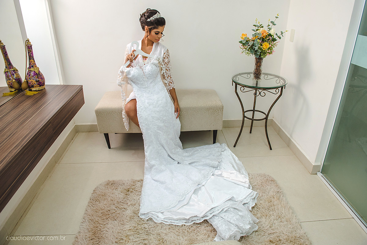 Lindo casamento ao ar livre com noivo noiva por do sol pista de dança e noiva com buquê fotografado na serra por fotógrafos de casamento de vila velha fotógrafos de casamento de vitória fotógrafos de casamento de serra espirito santo es